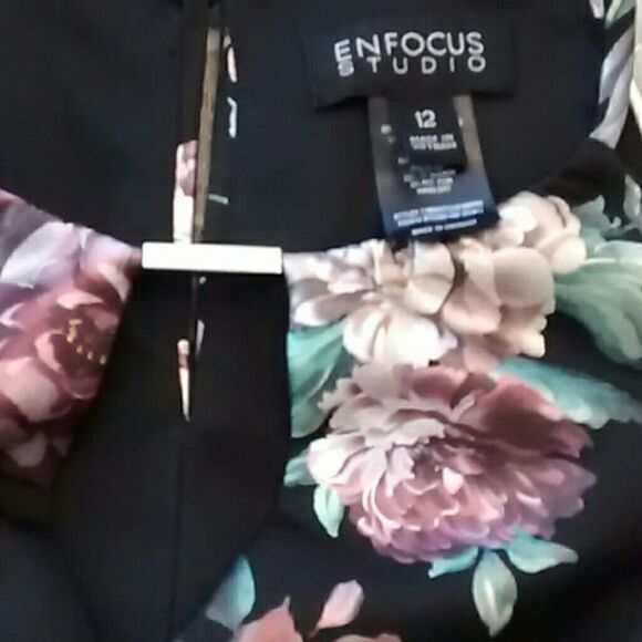 En Focus Dark Floral Dress - Picture 6 of 8